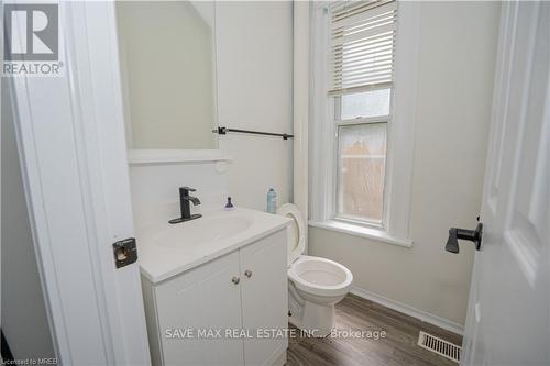 710 Adelaide Street N, London, ON - Indoor Photo Showing Bathroom