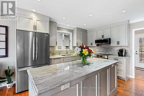 125 Pioneer Lane, Blue Mountains, ON - Indoor Photo Showing Kitchen With Double Sink With Upgraded Kitchen