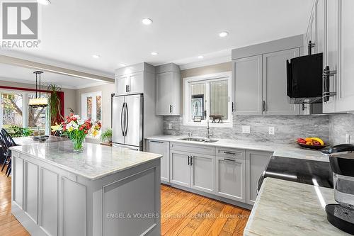 125 Pioneer Lane, Blue Mountains, ON - Indoor Photo Showing Kitchen With Double Sink With Upgraded Kitchen