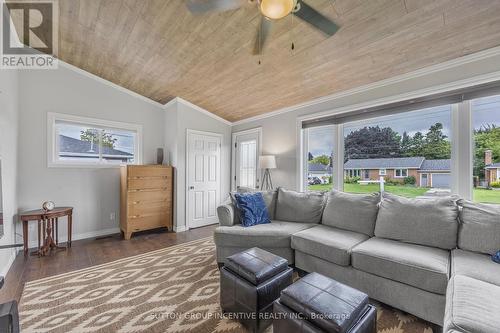 173 Main Street E, Grey Highlands, ON - Indoor Photo Showing Living Room