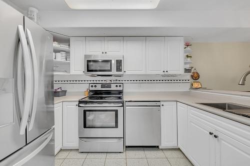 107-980 Dilworth Drive, Kelowna, BC - Indoor Photo Showing Kitchen