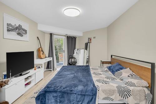 107-980 Dilworth Drive, Kelowna, BC - Indoor Photo Showing Bedroom