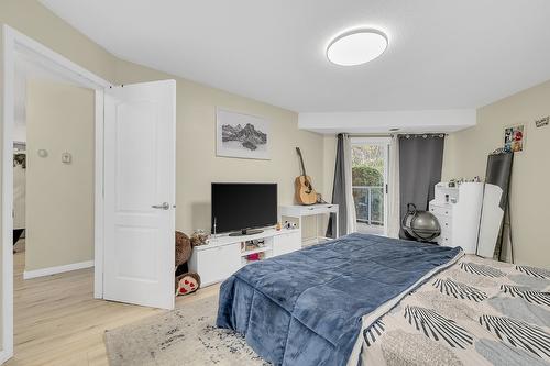 107-980 Dilworth Drive, Kelowna, BC - Indoor Photo Showing Bedroom