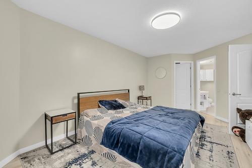 107-980 Dilworth Drive, Kelowna, BC - Indoor Photo Showing Bedroom