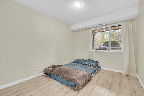 107-980 Dilworth Drive, Kelowna, BC - Indoor Photo Showing Bedroom