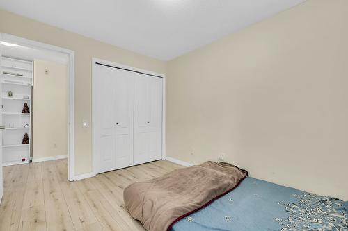 107-980 Dilworth Drive, Kelowna, BC - Indoor Photo Showing Bedroom