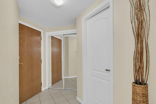 107-980 Dilworth Drive, Kelowna, BC - Indoor Photo Showing Other Room