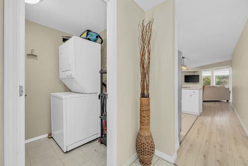 107-980 Dilworth Drive, Kelowna, BC - Indoor Photo Showing Laundry Room