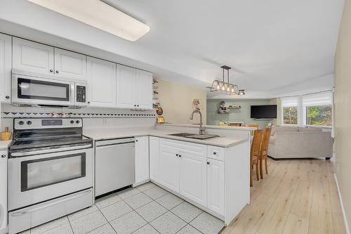 107-980 Dilworth Drive, Kelowna, BC - Indoor Photo Showing Kitchen