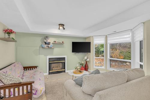 107-980 Dilworth Drive, Kelowna, BC - Indoor Photo Showing Living Room With Fireplace