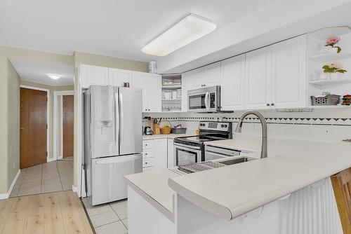 107-980 Dilworth Drive, Kelowna, BC - Indoor Photo Showing Kitchen