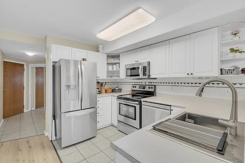 107-980 Dilworth Drive, Kelowna, BC - Indoor Photo Showing Kitchen