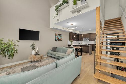 111-1495 Graham Street, Kelowna, BC - Indoor Photo Showing Living Room