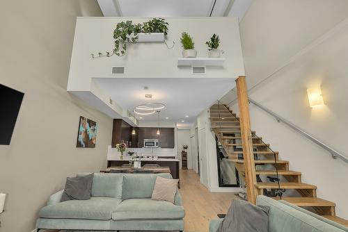 111-1495 Graham Street, Kelowna, BC - Indoor Photo Showing Living Room