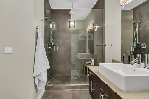 111-1495 Graham Street, Kelowna, BC - Indoor Photo Showing Bathroom