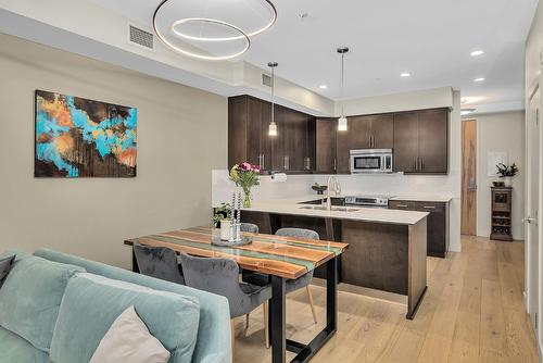 111-1495 Graham Street, Kelowna, BC - Indoor Photo Showing Kitchen With Upgraded Kitchen