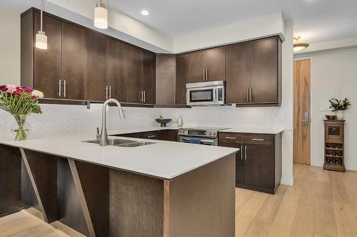 111-1495 Graham Street, Kelowna, BC - Indoor Photo Showing Kitchen With Double Sink With Upgraded Kitchen