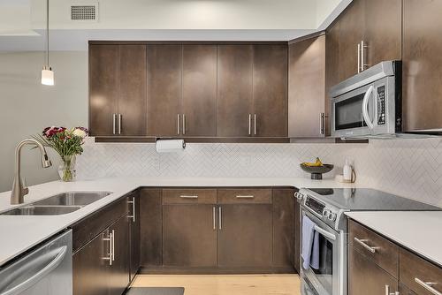 111-1495 Graham Street, Kelowna, BC - Indoor Photo Showing Kitchen With Double Sink With Upgraded Kitchen