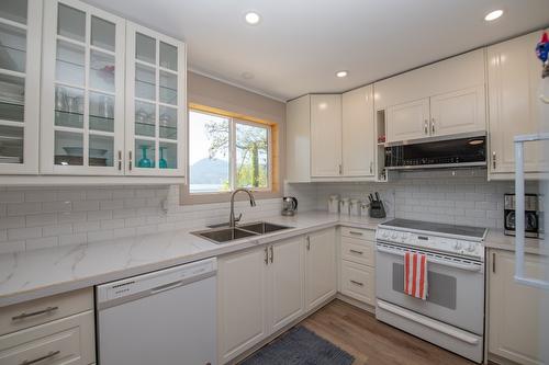 9623 Whitepoint Road, Vernon, BC - Indoor Photo Showing Kitchen With Double Sink