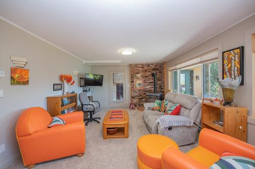 9623 Whitepoint Road, Vernon, BC - Indoor Photo Showing Living Room