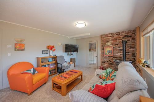 9623 Whitepoint Road, Vernon, BC - Indoor Photo Showing Living Room