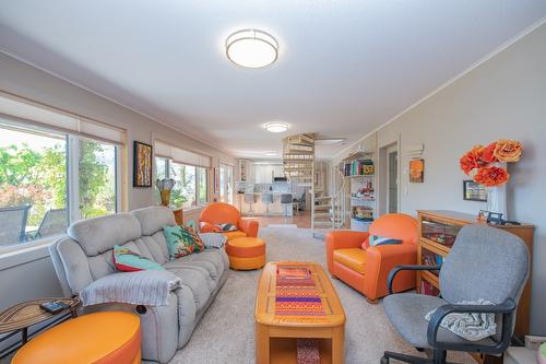 9623 Whitepoint Road, Vernon, BC - Indoor Photo Showing Living Room