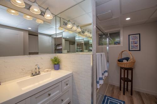 9623 Whitepoint Road, Vernon, BC - Indoor Photo Showing Bathroom