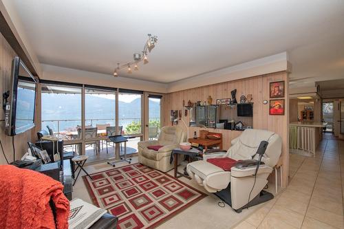 9623 Whitepoint Road, Vernon, BC - Indoor Photo Showing Living Room