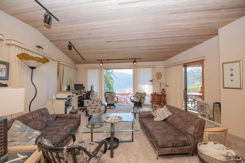 9623 Whitepoint Road, Vernon, BC - Indoor Photo Showing Living Room