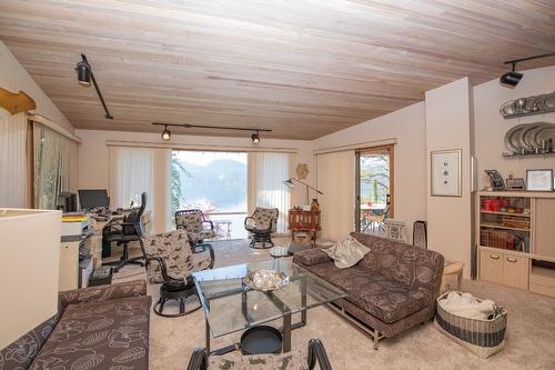 9623 Whitepoint Road, Vernon, BC - Indoor Photo Showing Living Room