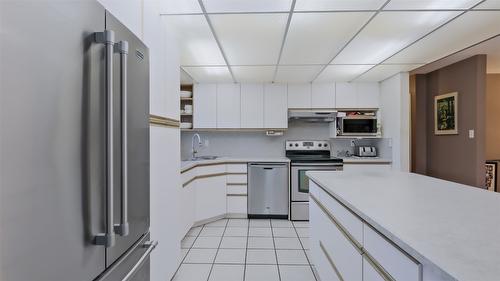 4099 Miller Road, Kelowna, BC - Indoor Photo Showing Kitchen