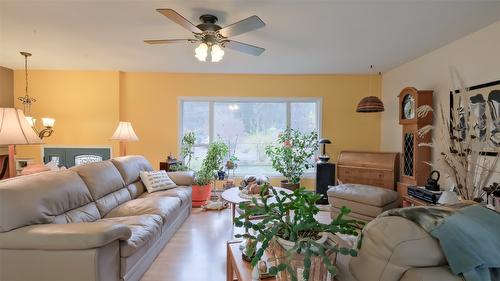 4099 Miller Road, Kelowna, BC - Indoor Photo Showing Living Room