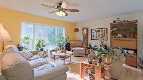 4099 Miller Road, Kelowna, BC - Indoor Photo Showing Living Room