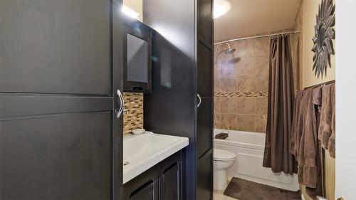 4099 Miller Road, Kelowna, BC - Indoor Photo Showing Bathroom