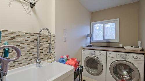 4099 Miller Road, Kelowna, BC - Indoor Photo Showing Laundry Room