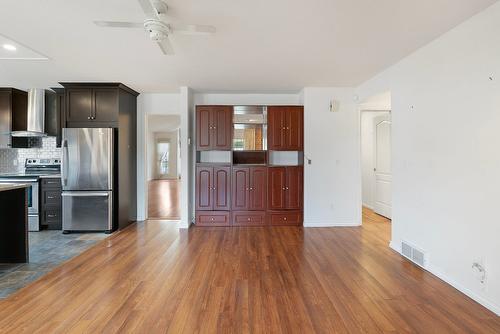 187-1201 Cameron Avenue, Kelowna, BC - Indoor Photo Showing Kitchen