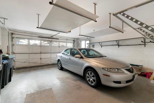 187-1201 Cameron Avenue, Kelowna, BC - Indoor Photo Showing Garage