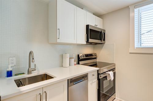 2142 Ensign Quay, West Kelowna, BC - Indoor Photo Showing Kitchen