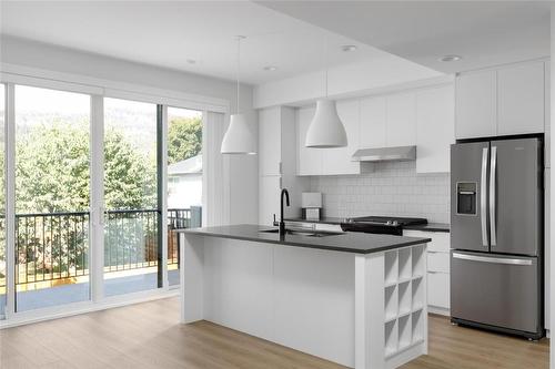 47-307 Glen Park Drive, Kelowna, BC - Indoor Photo Showing Kitchen With Stainless Steel Kitchen With Upgraded Kitchen