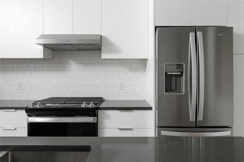 47-307 Glen Park Drive, Kelowna, BC - Indoor Photo Showing Kitchen With Stainless Steel Kitchen With Upgraded Kitchen