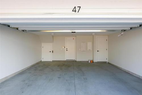 47-307 Glen Park Drive, Kelowna, BC - Indoor Photo Showing Garage