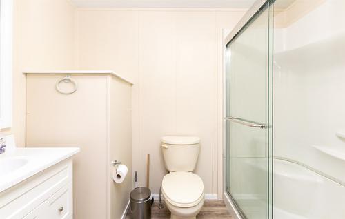 5260 69 Avenue, Salmon Arm, BC - Indoor Photo Showing Bathroom