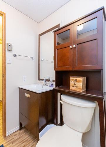 5260 69 Avenue, Salmon Arm, BC - Indoor Photo Showing Bathroom