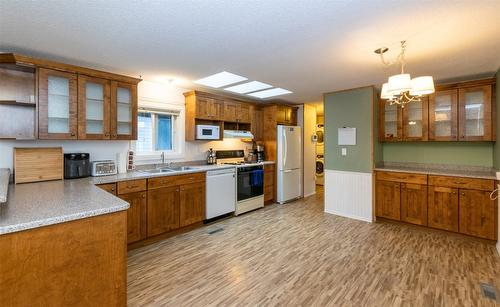 5260 69 Avenue, Salmon Arm, BC - Indoor Photo Showing Kitchen With Double Sink