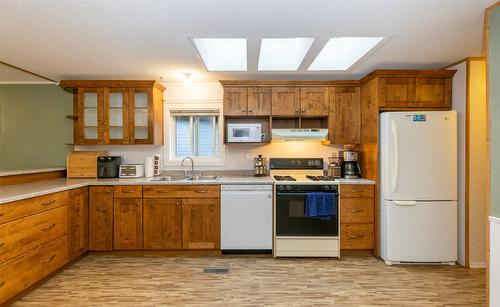 5260 69 Avenue, Salmon Arm, BC - Indoor Photo Showing Kitchen With Double Sink