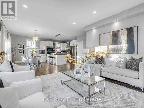 5 Farley Circle, Georgina, ON - Indoor Photo Showing Living Room