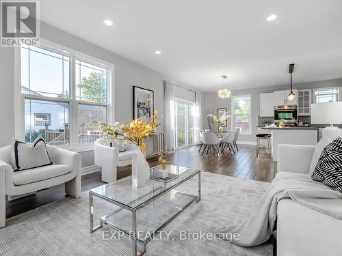 5 Farley Circle, Georgina, ON - Indoor Photo Showing Living Room