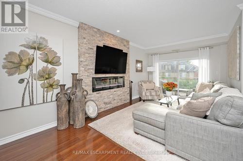 209 - 5070 Fairview Street, Burlington, ON - Indoor Photo Showing Living Room