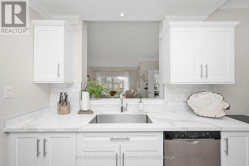 209 - 5070 Fairview Street, Burlington, ON - Indoor Photo Showing Kitchen