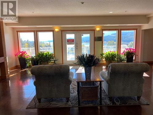 701 14A Crescent Unit# 325, Invermere, BC - Indoor Photo Showing Living Room